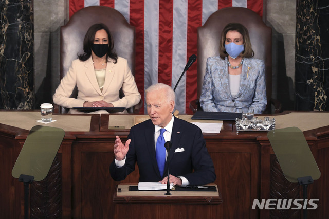 [워싱턴=AP/뉴시스]조 바이든 미국 대통령이 취임 100일을 하루 앞둔 28일(현지시간) 워싱턴의 국회의사당에서 열린 연방 상·하원 합동회의에 참석해 카멀라 해리스 부통령과 낸시 펠로시 하원의장이 연석한 가운데 연설하고 있다. 2021.04.29.
