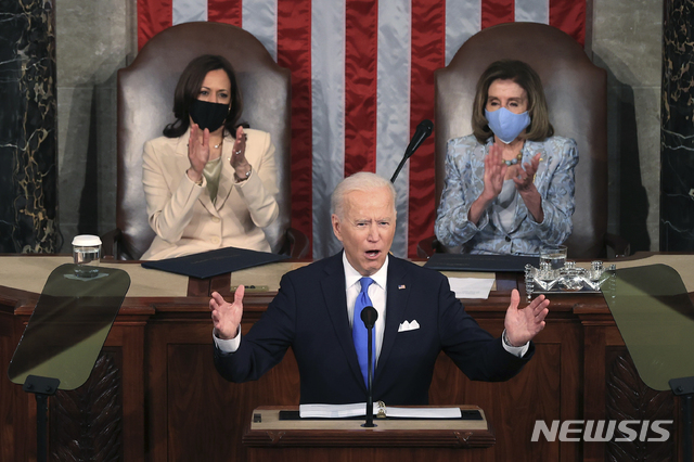 [워싱턴=AP/뉴시스]조 바이든 미국 대통령이 28일(현지시간) 미 의회에서 취임 첫 상하원 합동 연설을 하고 있다. 2021.04.29.