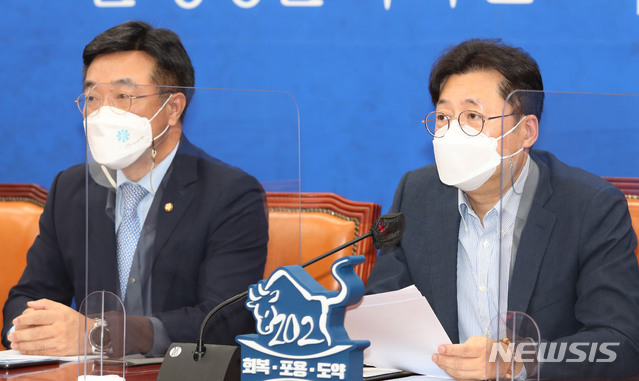 [서울=뉴시스]김진아 기자 = 홍익표 더불어민주당 정책위의장이 29일 오전 서울 여의도 국회에서 열린 정책조정회의에서 발언을 하고 있다. (공동취재사진) 2021.04.29. photo@newsis.com