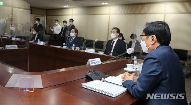 [과천=뉴시스]최진석 기자 = 박상기 검찰총장 후보 추천위원회 위원장이 29일 오전 경기 과천시 정부과천청사 법무부에서 열린 검찰총장 후보 추천위원회 회의를 주재하고 있다. 2021.04.29. (공동취재사진) photo@newsis.com