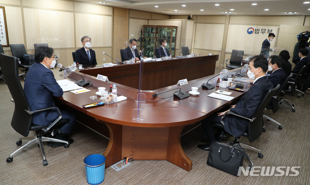 [과천=뉴시스]최진석 기자 = 박상기 검찰총장 후보 추천위원회 위원장이 29일 오전 경기 과천시 정부과천청사 법무부에서 열린 검찰총장 후보 추천위원회 회의를 주재하고 있다. 2021.04.29. (공동취재사진) photo@newsis.com