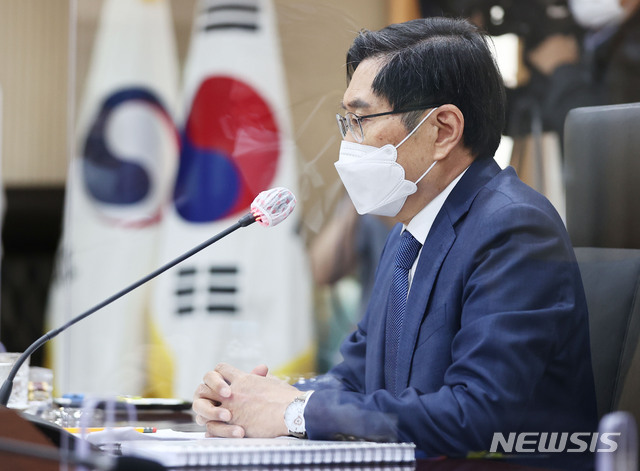 [과천=뉴시스]최진석 기자 = 박상기 검찰총장 후보 추천위원회 위원장이 29일 오전 경기 과천시 정부과천청사 법무부에서 열린 검찰총장 후보 추천위원회 회의를 주재하고 있다. 2021.04.29. (공동취재사진) photo@newsis.com