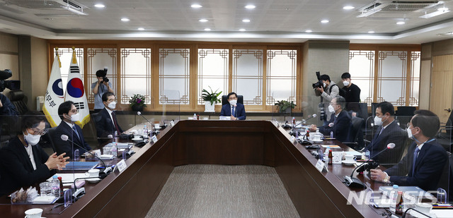 [과천=뉴시스]최진석 기자 = 박상기 검찰총장 후보 추천위원회 위원장이 29일 오전 경기 과천시 정부과천청사 법무부에서 열린 검찰총장 후보 추천위원회 회의를 주재하고 있다. 2021.04.29. (공동취재사진) photo@newsis.com