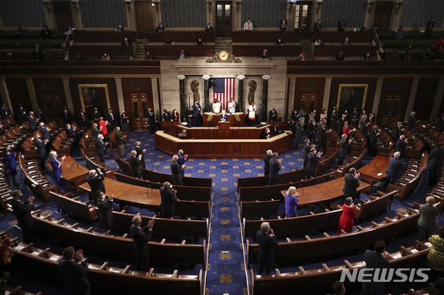 [워싱턴=AP/뉴시스]조 바이든 미국 대통령이 취임 100일을 하루 앞둔 28일(현지시간) 워싱턴DC 국회의사당에서 첫 상·하원 합동 연설을 하고 있다. 2021.04.29. 