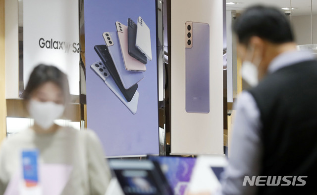 [서울=뉴시스]홍효식 기자 = 삼성전자가 2021년 1분기 잠정 실적 발표를 통해 연결기준 매출 65조원, 영업이익 9조3000억원을 기록했다고 밝힌 29일 오전 서울 서초구 삼성전자 서초사옥 딜라이트 샵에 스마트폰 갤럭시 S21 시리즈 모습이 보이고 있다. 삼성은 디스플레이 비수기와 반도체 실적 감소에도 불구하고 스마트폰과 소비자가전 부문의 수익성 개선으로 영업이익이 큰 폭으로 올랐다. 2021.04.29. yesphoto@newsis.com