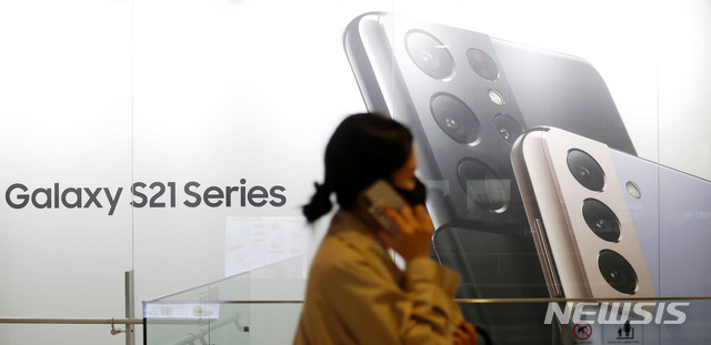 [서울=뉴시스]홍효식 기자 = 지난해 4월 서울 서초구 삼성전자 서초사옥 딜라이트 샵에 스마트폰 갤럭시 S21 시리즈 모습이 보이고 있다. 2021.04.29. yesphoto@newsis.com