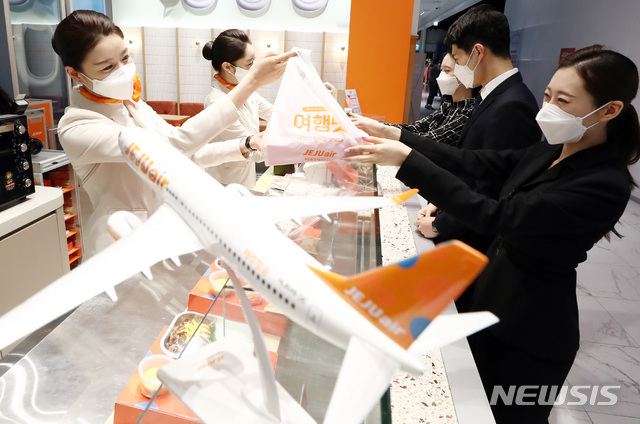 [서울=뉴시스]이영환 기자 = 제주항공 신입승무원들이 29일 오전 서울 마포구 AK&홍대 제주항공 기내식 카페 '여행의 행복을 맛보다(여행맛)'에서 기내식 도시락 체험을 하고 있다. 여행맛은 오는 7월28일까지 3개월간 운영되며 기내식 인기메뉴 4종 및 음료 등을 판매한다. 2021.04.29. 20hwan@newsis.com