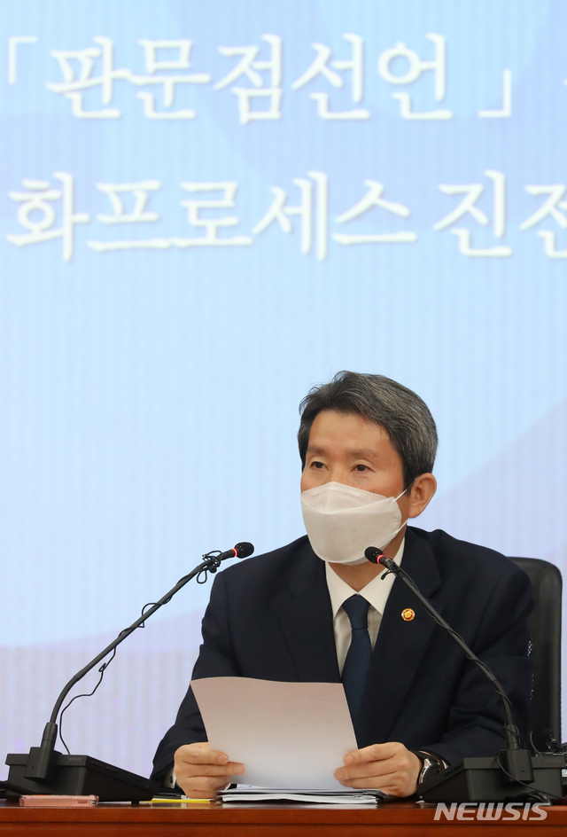 [서울=뉴시스]배훈식 기자 = 이인영 통일부 장관이 29일 오전 서울 종로구 통일부남북회담본부에서 열린 기자간담회에 참석해 발언하고 있다. 2021.04.29. dahora83@newsis.com