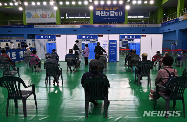 [수원=뉴시스]김종택기자 = 지난달 29일 오전 경기도 수원시 장안구 국민체육센터에 마련된 수원시 코로나19 제3호 예방접종센터에서 어르신들이 접종 순서를 기다리고 있다. 2021.04.29. jtk@newsis.com