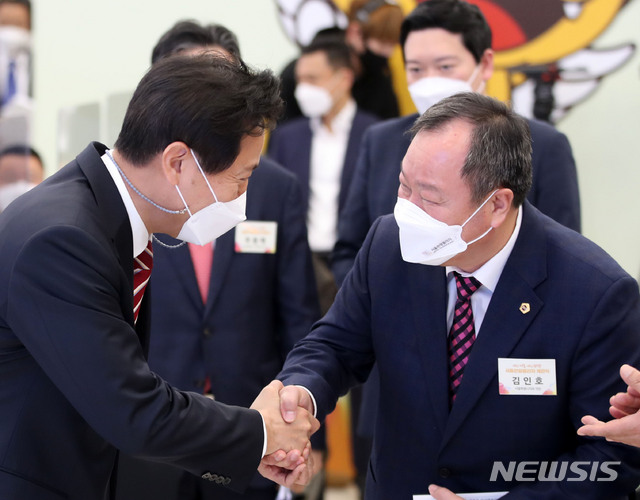 [서울=뉴시스]박주성 기자 = 오세훈 서울시장이 29일 오전 서울 종로구 삼일빌딩에서 열린 '서울관광플라자' 개관식에 참석해 김인호 서울시의회 의장과 인사를 나누고 있다. 2021.04.29. park7691@newsis.com