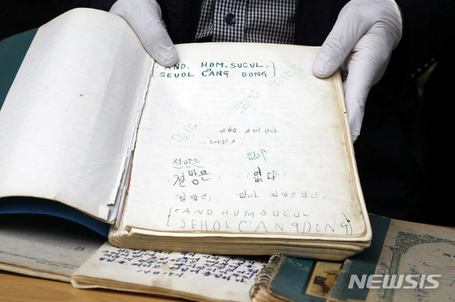 [서울=뉴시스]고승민 기자 = '전태일 일기장 관리위원회' 회원들이 29일 서울 청계천 전태일 열사 동상 앞에서 전태일 일기장 육필 원본 공개 기자회견을 열고 있다. 전태일 열사의 동생 전태삼 씨가 열사의 육필 일기장을 공개하고 있다. 2021.04.29. kkssmm99@newsis.com