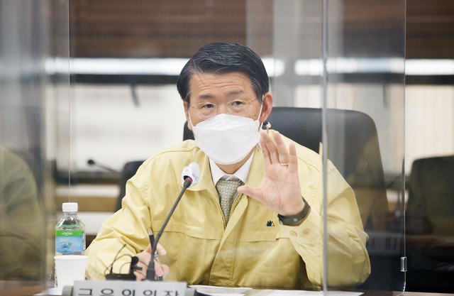 [서울=뉴시스]은성수 금융위원장이 29일 서울 서대문구 NH농협생명 콜센터를 방문해 보험권 코로나19 방역실태 점검 간담회를 하고 있다. (사진=금융위원회 제공) 2021.04.29. photo@newsis.com *재판매 및 DB 금지