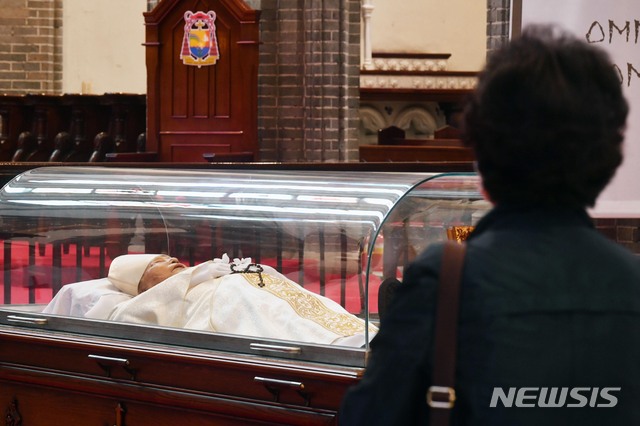 [서울=뉴시스]사진공동취재단 = 29일 서울 명동성당에서 추모객들이 선종한 고(故) 정진석 추기경을 조문하고 있다. 2021.04.29. photo@newsis.com