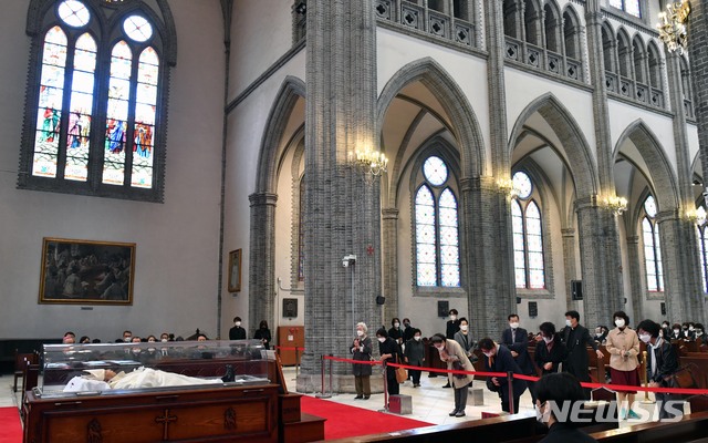 [서울=뉴시스]사진공동취재단 = 29일 서울 명동성당에서 추모객들이 선종한 고(故) 정진석 추기경을 조문하고 있다. 2021.04.29. photo@newsis.com