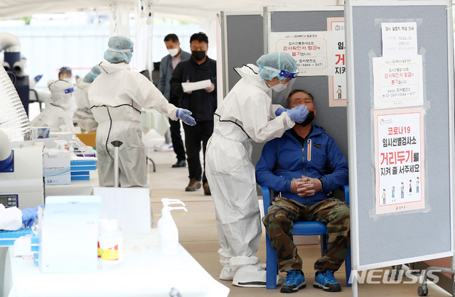[서울=뉴시스]이영환 기자 = 지난달 29일 오후 서울 강서구 마곡8구역 공영주차장에 마련된 코로나19 임시선별검사소에서 시민들이 검사를 받고 있다. 2021.04.29. 20hwan@newsis.com