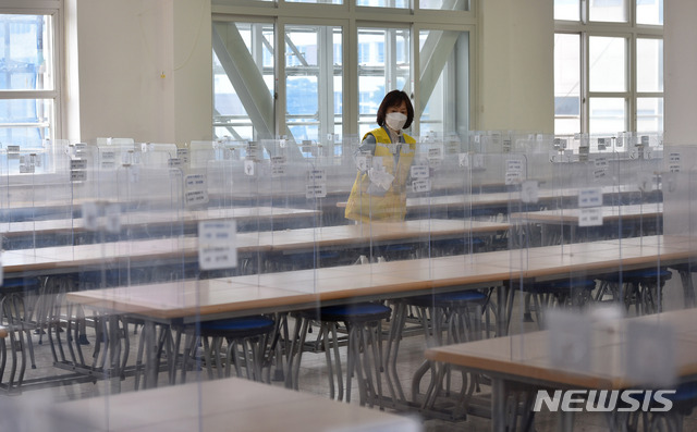 [대구=뉴시스]이무열 기자 = 학교방역실태 현장점검이 열린 29일 오전 대구 남구 경상공업고등학교 급식실에서 방역 도우미가 방역하고 있다. 2021.04.29. lmy@newsis.com