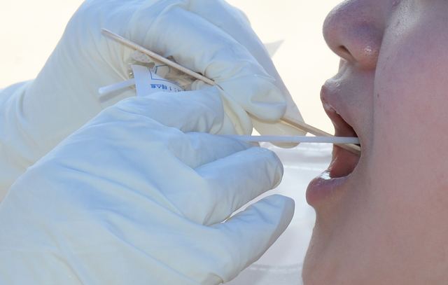 [울산=뉴시스] 배병수 기자 = 울산 남구 한 중학교 학생이 코로나19 확진판정을 받은 지난달 29일 오후 해당 중학교 임시 선별검사소에서 한 학생이 코로나19 검사를 받고 있다. 2021.04.29. bbs@newsis.com