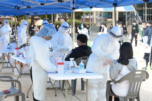 [울산=뉴시스] 배병수 기자 = 울산 남구 한 중학교 학생이 코로나19 확진판정을 받은 지난 29일 오후 해당 중학교 임시 선별검사소에서 학생들이 코로나19 검사를 받고 있다. 2021.04.29. bbs@newsis.com