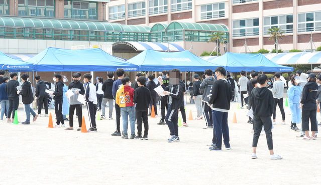 [울산=뉴시스] 배병수 기자 = 울산 남구 한 중학교 학생이 코로나19 확진판정을 받은 지난 29일 오후 해당 중학교 임시 선별검사소에서 학생들이 코로나19 검사를 받기위해 대기하고 있다. 2021.04.29. bbs@newsis.com