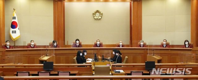 [서울=뉴시스]배훈식 기자 = 고위공직자범죄수사처법 설치 및 운영에 관한 법률(공수처법) 일부 개정법률에 관한 헌법소원심판 선고일인 지난달 29일 오후 서울 종로구 헌법재판소 대심판정에서 유남석(왼쪽 다섯번째) 헌법재판소장을 비롯한 헌법재판관들이 자리하고 있다. 2021.04.29. dahora83@newsis.com