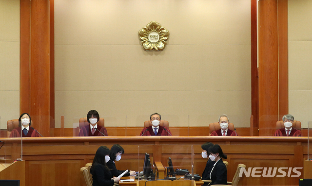 [서울=뉴시스]배훈식 기자 = 고위공직자범죄수사처 치 및 운영에 관한 법률(공수처법) 일부 개정법률에 관한 헌법소원심판 선고일인 29일 오후 서울 종로구 헌법재판소 대심판정에서 유남석(왼쪽 세번째) 헌법재판소장을 비롯한 헌법재판관들이 자리하고 있다. 2021.04.29. dahora83@newsis.com