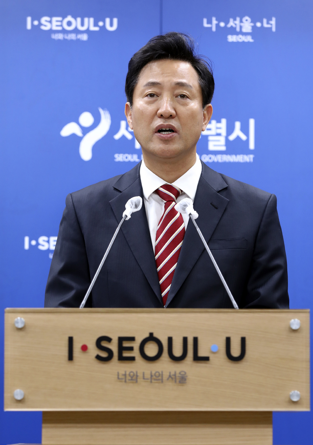 [서울=뉴시스]최진석 기자 = 오세훈 서울시장이 29일 서울 중구 서울시청 신청사 브리핑룸에서 부동산 시장 안정화 관련 입장 발표를 하고 있다. 2021.04.29. myjs@newsis.com