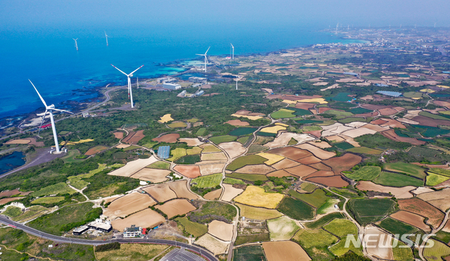 [제주=뉴시스]우장호 기자 = 제주시 구좌읍 김녕해수욕장 인근 상공에서 바라본 푸른 바다가 내륙에 위치한 밭담(돌로 쌓은 밭과 밭사이의 경계)과 대조를 이루며 시선을 사로 잡고 있다. (사진=뉴시스DB) woo1223@newsis.com