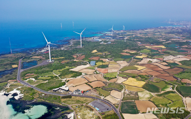 [제주=뉴시스]우장호 기자 = 비교적 맑은 날씨를 보인 29일 오후 제주시 구좌읍 김녕해수욕장 인근 상공에서 바라본 푸른 바다가 내륙에 위치한 밭담(돌로 쌓은 밭과 밭사이의 경계)과 대조를 이루며 시선을 사로 잡고 있다. 2021.04.29. woo1223@newsis.com
