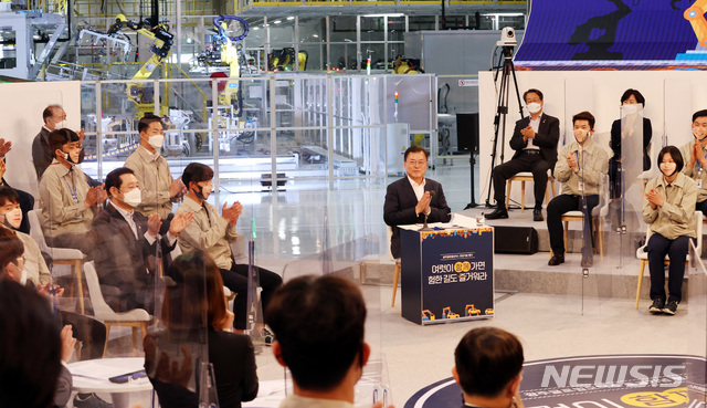 [광주=뉴시스]추상철 기자 = 문재인 대통령이 29일 광주광역시 광산구 광주글로벌모터스 공장에서 열린 준공 기념행사에 참석해 근로자와 대화를 한 후 박수치고 있다. 2021.04.29. scchoo@newsis.com