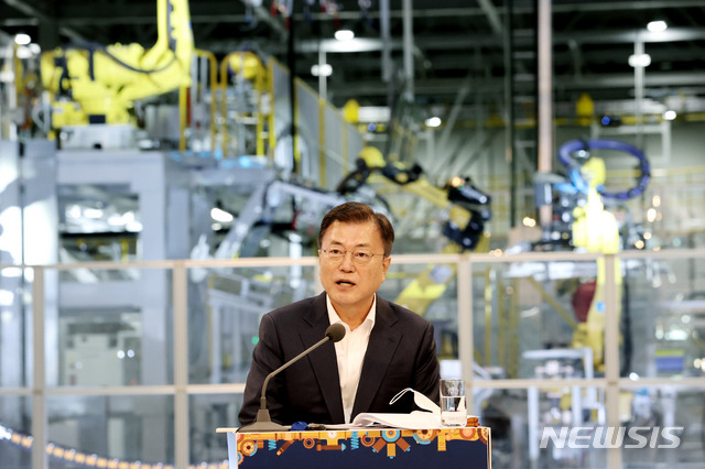 [광주=뉴시스]추상철 기자 = 문재인 대통령이 29일 광주광역시 광산구 광주글로벌모터스 공장에서 열린 준공 기념행사에서 참석자들과 대화후 마무리 발언을 하고 있다. 2021.04.29. scchoo@newsis.com
