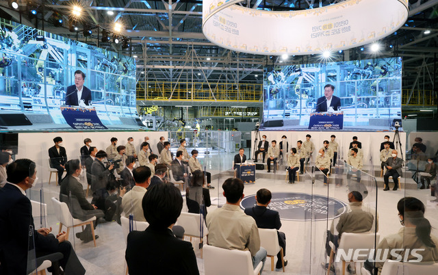 [광주=뉴시스]추상철 기자 = 문재인 대통령이 29일 광주광역시 광산구 광주글로벌모터스 공장에서 열린 준공 기념행사에 참석해 발언하고 있다. 2021.04.29. scchoo@newsis.com