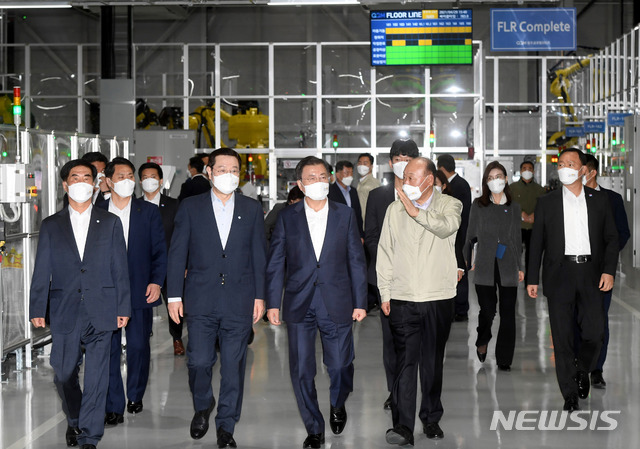 [광주=뉴시스]추상철 기자 = 문재인 대통령이 29일 광주광역시 광산구 광주글로벌모터스에서 열린 '광주글로벌모터스 준공 기념 행사'에서 박광태(오른쪽) 광주글로벌모터스 대표와 이용섭 광주시장 등과 대화하며 공장을 둘러보고 있다. 2021.04.29. scchoo@newsis.com