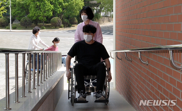 [경산=뉴시스] ‘장애인 이해 및 인식 변화 조성을 위한 장애체험 행사’에서 학생들이 휠체어 체험을 하고 있다. (기사와는 직접적 관련이 없습니다) 2021.04.29. lmy@newsis.com