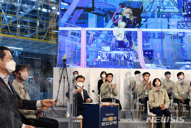 [광주=뉴시스]추상철 기자 = 문재인 대통령이 29일 광주광역시 광산구 광주글로벌모터스 공장에서 열린 준공 기념행사에 참석해 참석자들과 공장 가동 세레모니를 하고 있다. 2021.04.29. scchoo@newsis.com