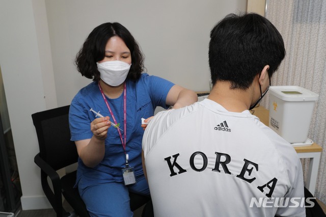 [서울=뉴시스]사진공동취재단 = 2020도쿄올림픽에 출전하는 유도 안바울 선수가 29일 오후 서울 중구 국립중앙의료원에 마련된 예방접종센터에서 화이자 코로나19 백신을 접종하고 있다. 도쿄올림픽과 관련해 화이자 백신 접종자 수는 선수, 지도자, 30세 이하 지원 인력, 취재진을 포함해 총 598명이다. 2021.04.29. photo@newsis.com