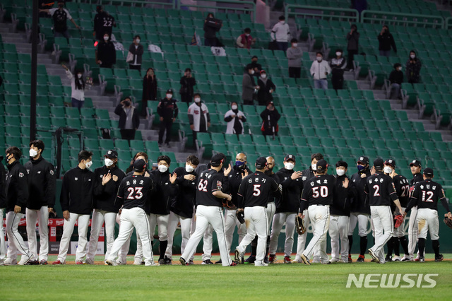 [인천=뉴시스]김병문 기자 = 29일 오후 인천SSG 랜더스필드에서 열린 2021 KBO 리그 kt wiz와 SSG 랜더스의 경기, 6 대 1로 SSG를 꺾은 KT 선수들이 기뻐하고 있다. 2021.04.29. dadazon@newsis.com