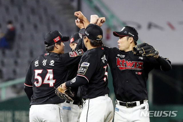 [인천=뉴시스]김병문 기자 = 29일 오후 인천SSG 랜더스필드에서 열린 2021 KBO 리그 kt wiz와 SSG 랜더스의 경기, 6 대 1로 SSG를 꺾은 KT 선수들이 기뻐하고 있다. 2021.04.29. dadazon@newsis.com