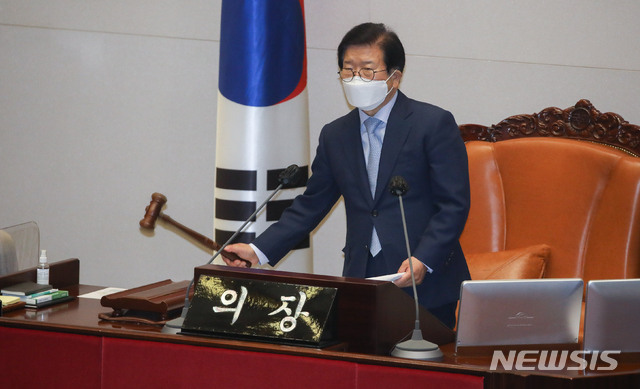 [서울=뉴시스]김진아 기자 = 박병석 국회의장이 29일 오후 서울 여의도 국회에서 열린 본회의에서 의사봉을 두드리고 있다. (공동취재사진) 2021.04.29. photo@newsis.com