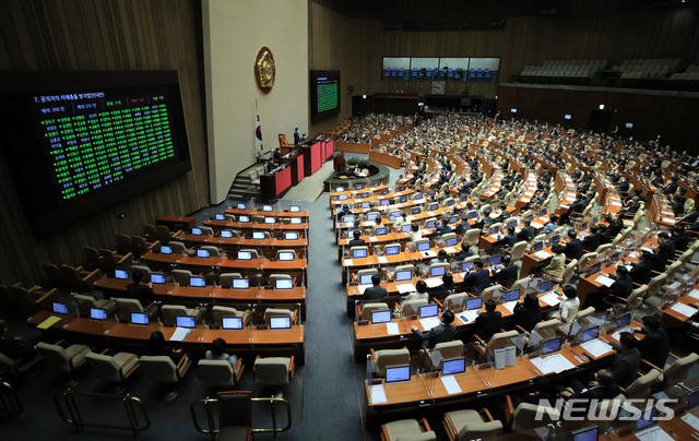 [서울=뉴시스]김진아 기자 = 29일 오후 서울 여의도 국회에서 열린 본회의에서 공직자의 이해충돌 방지법안(대안)에 대한 투표가 진행되고 있다. (공동취재사진) 2021.04.29. photo@newsis.com