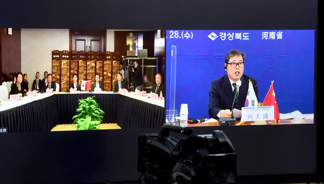 [안동=뉴시스] 지난 28일 경북도청 회의실과 중국 허난성 융허보제 호텔에서 화상 '소비재 상담회'가 진행되고 있다. (사진=경북도 제공) 2021.04.30 *재판매 및 DB 금지