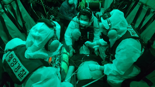 [통영=뉴시스]신정철 기자= 경남 통영해양경찰서는 지난 29일 오후 8시 56분께 통영시 한산면 매물도 남동방 44km(24해리) 해상에서 가슴통증을 호소한 제주선적 35t급 근해자망어선 A호(승선원 9명) 기관장 B(49)씨를 긴급구조했다.(사진=통영헤경 제공).2021.04.30. photo@newsis.com *재판매 및 DB 금지