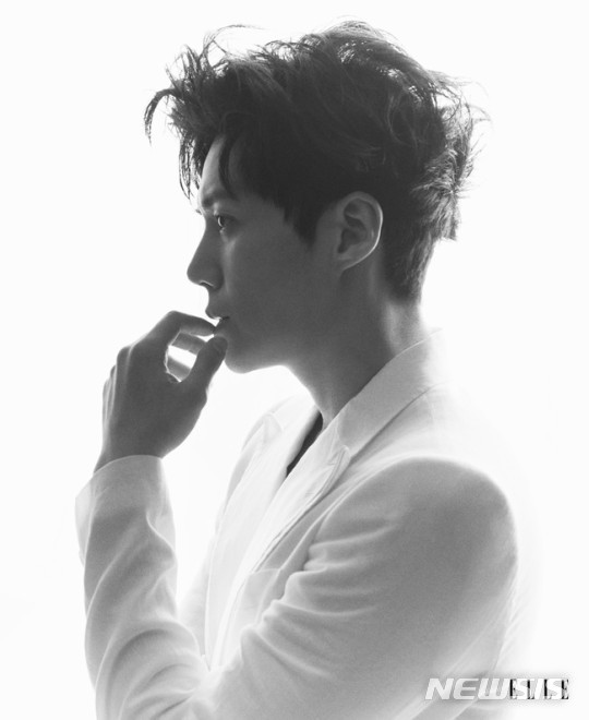 [서울=뉴시스] 김선호 화보. 사진 = 엘르 싱가포르. 2021.4.30. photo@newsis.com