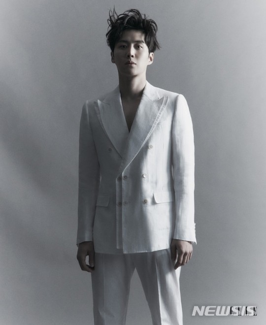 [서울=뉴시스] 김선호 화보. 사진 = 엘르 싱가포르. 2021.4.30. photo@newsis.com