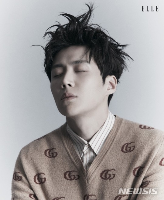 [서울=뉴시스] 김선호 화보. 사진 = 엘르 싱가포르. 2021.4.30. photo@newsis.com