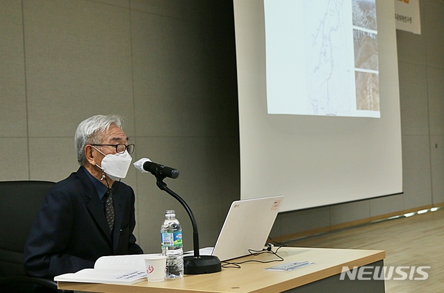 [충주=뉴시스] 강신욱 기자 = 차용걸 충북대 명예교수가 30일 오후 충주 유네스코국제무예센터 국제회의장에서 열린 '중원역사문화권의 위상정립과 미래비전 설정' 학술대회에서 '중원역사문화권 설정의 당위성'을 발제하고 있다. 2021.04.30. ksw64@newsis.com 