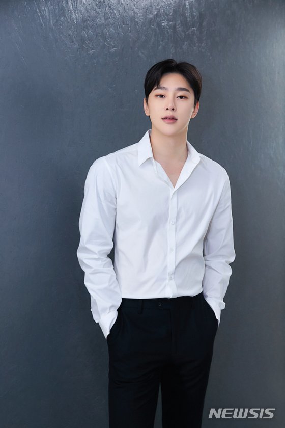 [서울=뉴시스]가수 겸 배우 권현빈. 인터뷰 중 그는 "대본을 빨리 외우는 편"이라고 말했다. 권현빈은 "오랫동안 준비하는 것보다 정해진 기간에, 닥쳐서 표현하는 게 잘 되는 것 같다"고 부연했다.(사진=YG엔터테인먼트 제공)2021.04.30 photo@newsis.com