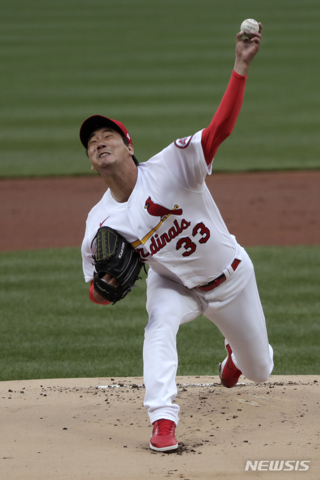 [세인트루이스=AP/뉴시스] 메이저리그(MLB) 세인트루이스 카디널스의 김광현이 30일(한국시간) 미국 미주리주 세인트루이스의 부시스타디움에서 열린 2021 메이저리그(MLB) 필라델피아 필리스와의 경기에 선발 등판, 역투하고 있다. 2021.04.30 