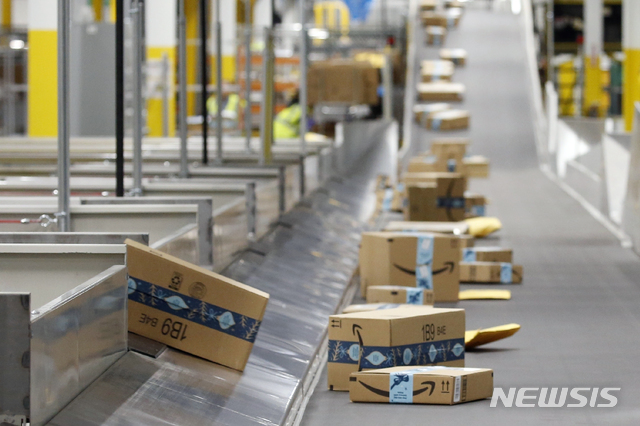 [굿이어=AP/뉴시스] 미국 애리조나주 굿이어에 있는 아마존 물류창고. 자료사진. 2026.02.11