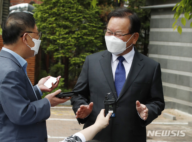 [서울=뉴시스]김형수 기자 = 김부겸 국무총리 후보자가 30일 오전 청문회 준비 사무실이 차려진 서울 종로구 금융감독원 연수원으로 출근하며 기자들의 질문에 답변하고 있다. 2021.04.30. kyungwoon59@newsis.com