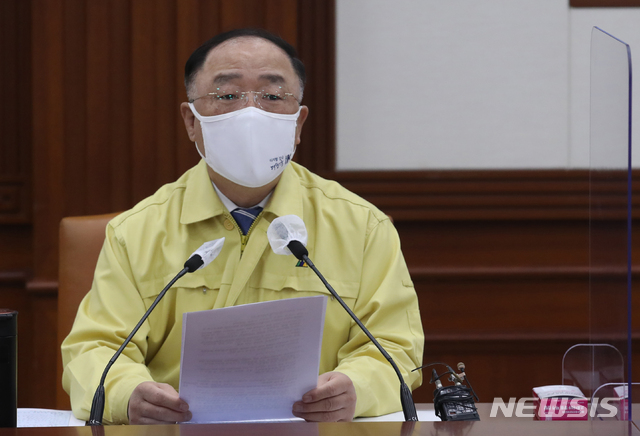 [서울=뉴시스]김명원 기자 = 홍남기 국무총리 직무대행이 지난달 30일 오전 서울 종로구 정부서울청사에서 열린 코로나19 중앙재난안전대책본부(중대본) 회의에 참석해 발언하고 있다. (공동취재사진) 2021.04.30. photo@newsis.com